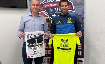 Alberto Belda amb el cartell de la prova i Àlex Olcina amb la samarreta que regalaran