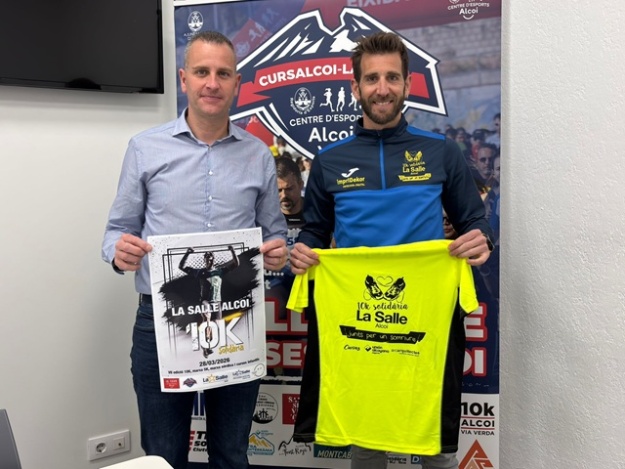 Alberto Belda amb el cartell de la prova i Àlex Olcina amb la samarreta que regalaran