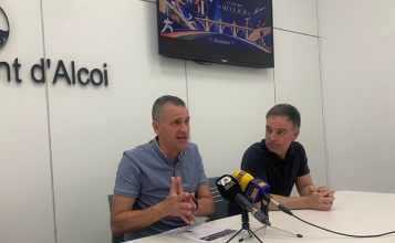 El regidor d'Esports, Alberto Belda i l'assessor d'Esports, Javi López en roda de premsa