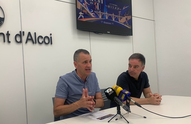El regidor d'Esports, Alberto Belda i l'assessor d'Esports, Javi López en roda de premsa