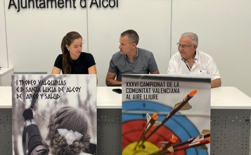 El regidor Alberto Belda i els components del club tir amb arc Santa Lucía en roda de premsa