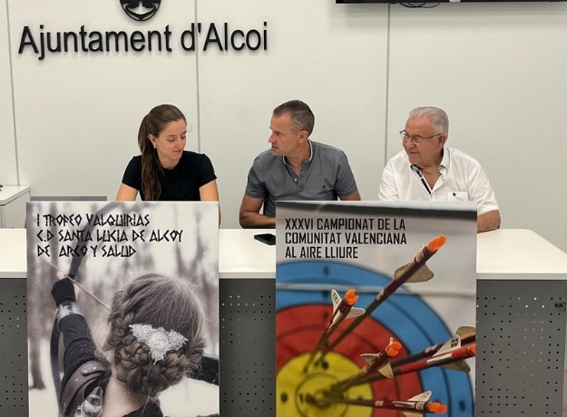 El regidor Alberto Belda i els components del club tir amb arc Santa Lucía en roda de premsa