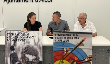 El concejal Alberto Belda y los componentes del club tiro con arco Santa Lucía en rueda de prensa
