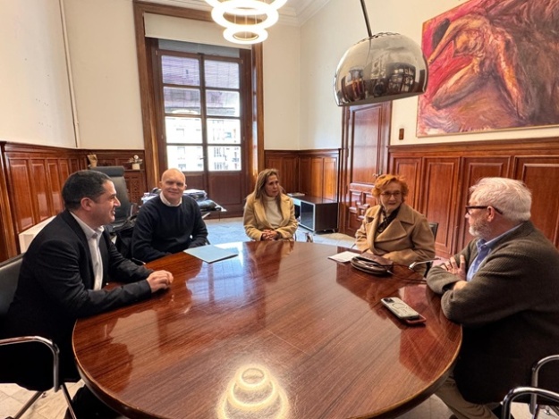 Alcalde, Familia de Vicente Boronat e Ignacio Trelis reunidos en el Ayuntamiento