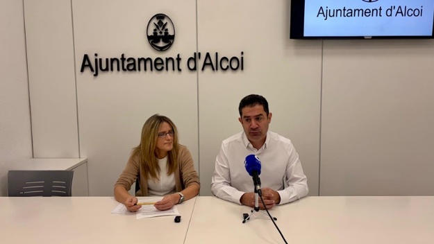 Alcalde Toni Francés i regidora d'Hisenda en roda de premsa