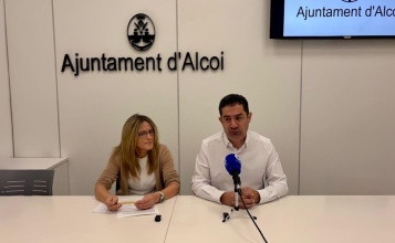 Alcalde Toni Francés i regidora d'Hisenda en roda de premsa