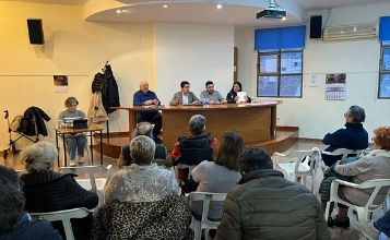 Alcalde al costat de vicealcalde, Aroa Mira i el president de l'Associació Veïnal Font Roja durant la reunió, al costat la tècnica de Participació pren notes