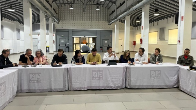 Alcalde i representants polítics reunits en l'Àgora