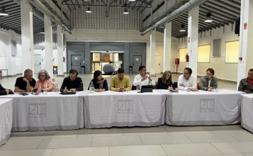 Alcalde i representants polítics reunits en l'Àgora