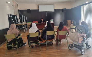 Alumnat atenent al professor a una classe