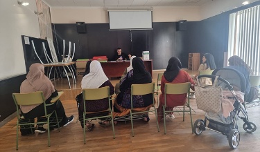 Alumnado atendiendo al profesor en una clase