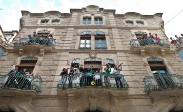 Alumnat amb instruments en els balcons del Conservatori