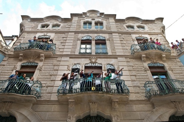 Alumnado con instrumentos en los balcones del Conservatorio