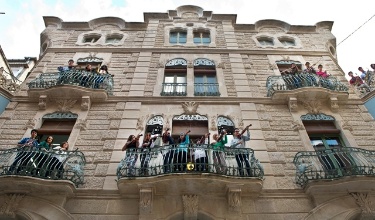 Alumnado con instrumentos en los balcones del Conservatorio