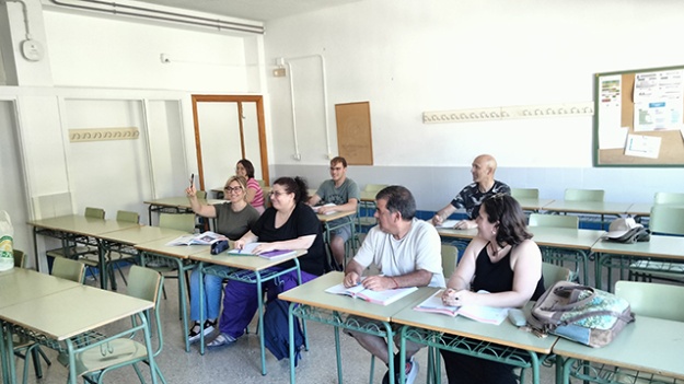 Alumnat d'un curs de valencià a classe