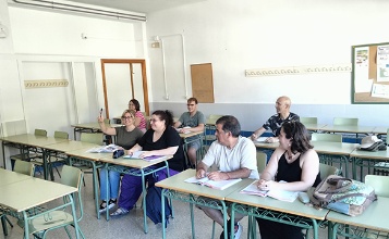 Alumnat d'un curs de valencià a classe