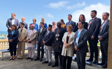 Aroa Mira i Toni Francés al costat de representants d'altres municipis
