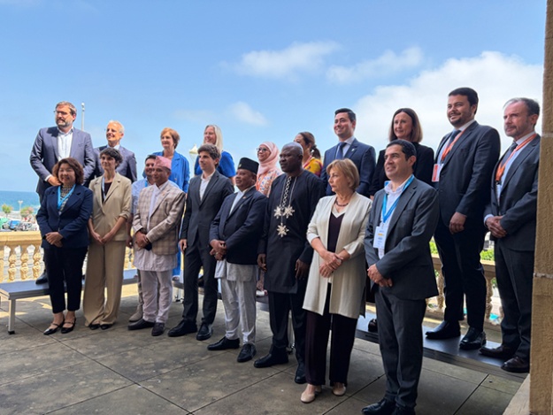 Aroa Mira i Toni Francés al costat de representants d'altres municipis