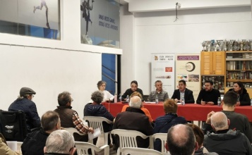 Representants de l'Ajuntament en la reunió a l'Eixample amb el veïnat