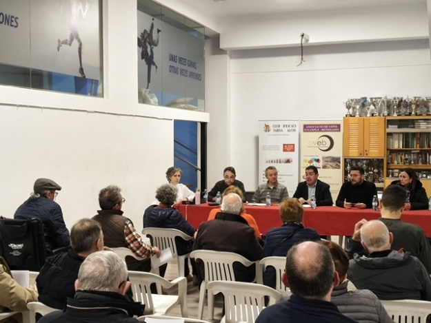 Representants de l'Ajuntament en la reunió a l'Eixample amb el veïnat