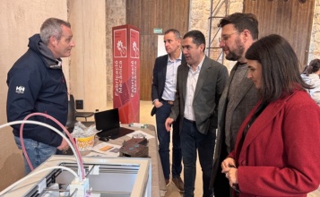 Belda, Francés, Cerradelo, junt a la tècnica municipal de l'àrea visitant la Fira