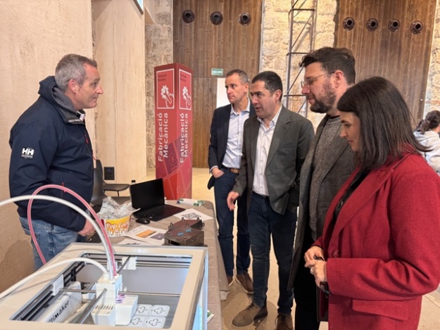 Belda, Francés i Cerradelo, junt a la tècnica municipal de l'àrea visitant la Fira