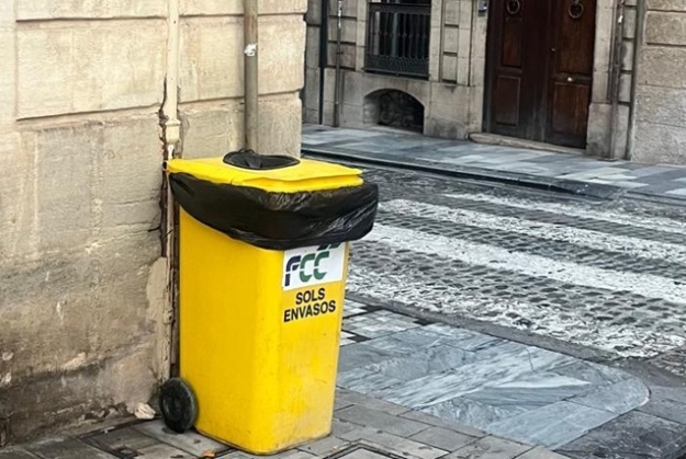 Contenedor amarillo ubicado en el recorrido de les Entradetes