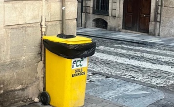 Contenidor groc ubicat en el recorregut de les Entradetes