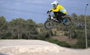 Esportista de BMX fent un salt amb la bici