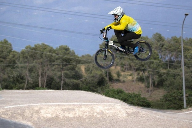 Esportista de BMX fent un salt amb la bici