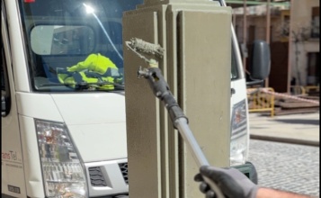 Detall del pintat d'un fanal en la plaça d'Espanya