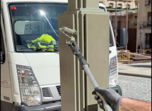 Detalle del pintado de una farola de la plaça d'Espanya