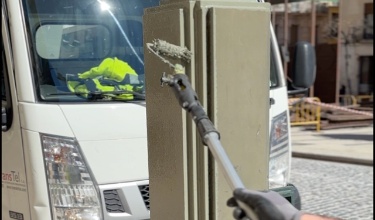 Detall del pintat d'un fanal en la plaça d'Espanya