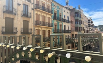 Edificis del Centre amb balcons amb l'enramanda davant