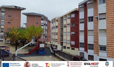 Edificis i un àrea de jocs infantils en el barri de la Font Dolça