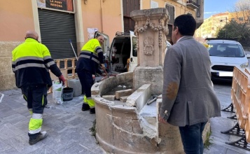 L'alcalde visita l'obra de la Font Redona mentre dos operaris treballen en la reparació