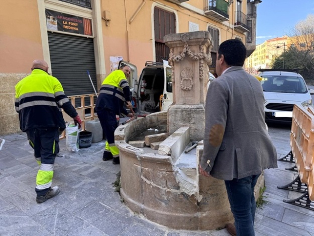 L'alcalde visita l'obra de la Font Redona mentre dos operaris treballen en la reparació
