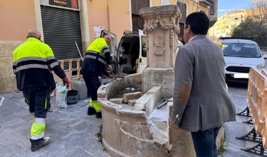 El alcalde visita la obra de la Font Redona mientras dos operarios trabajan en la reparación