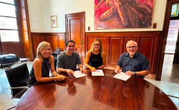 Elisa Guillem, Toni Francés, Diana Ortiz, i Pau Bernabeu signen el conveni