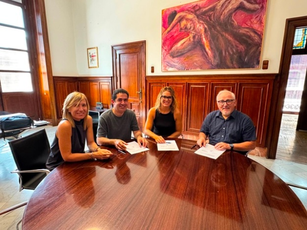 Elisa Guillem, Toni Francés, Diana Ortiz, i Pau Bernabeu signen el conveni