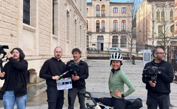 Equip d'Un país en bicicleta durant la gravació a Alcoi