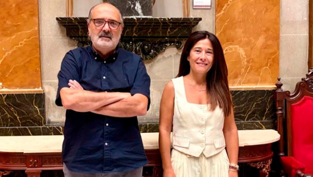Ernest Llorens i Lorena Zamorano en l'Ajuntament d'Alcoi