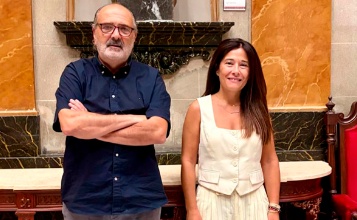 Ernest Llorens i Lorena Zamorano en l'Ajuntament d'Alcoi