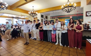 Esquadra dins d'una filà amb el cartell de la Reconquesta del Vidre