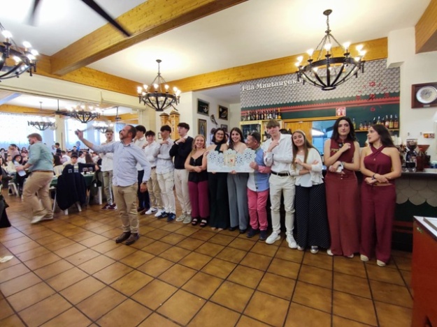 Esquadra dins d'una filà amb el cartell de la Reconquesta del Vidre