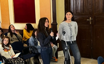 Estudiants presentant els resultats dels pressupostos participatius infantils al Ple