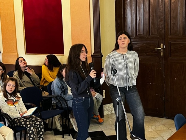 Estudiantes presentando los resultados de los presupuestos participativos infantiles en el Pleno