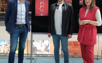 Guanyador del cartell 2025 amb el regidor d'Esports i la representant del CC Alzamora