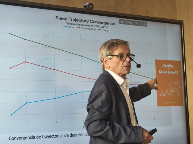 Gonzalo Pin explicant una gràfica durant la xarrada