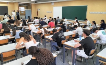 Estudiants en una aula examinant-se de la PAU en 2025